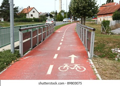 The red empty bike path