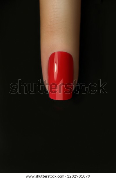 Point A Ongle Du Doigt Rouge Photo De Stock Modifier Maintenant