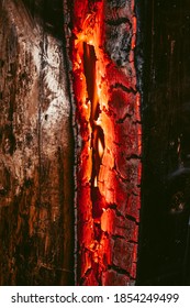 Rotes Feuer, das das Holz brennt