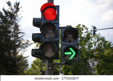 rote deutsche Ampel mit grünem Pfeil nach oben erlaubt es dem Gesetz nach rechts zu biegen