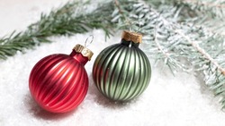 Balles De Noël Rouges Et Vertes Et Branche D'un Arbre De Noël Sur Fond Blanc En Gros Plan