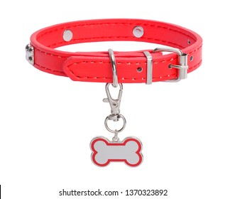 Collar de cuero rojo con etiqueta de huesos de perro aislado en fondo blanco.