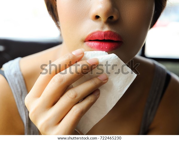 口に食べ物の粒子を挟んで口を拭う赤い唇 赤い唇 女の子は白い組織で唇を清潔にする アジアの女の子は口を拭く 女の子はナプキンを使う 白い組織 の写真素材 今すぐ編集