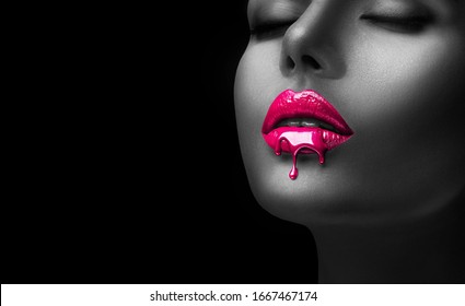 Tropfroter Lipstick. Paint Drips, Lipgloss tropfen von sexy Lippen, rote Flüssigkeit fällt auf schöne Model Girl's Mund, kreative abstrakte Make-up. Schönheit Frau Gesicht Make-up, Nahaufnahme. Art Paint