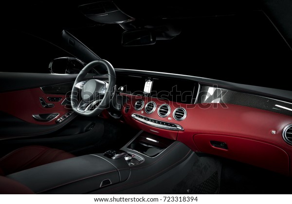 赤い高級車の内装 ハンドル シフトレバー ダッシュボード 窓を含む切り取り線 の写真素材 今すぐ編集