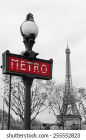 U-Bahn-Schild mit dem Eiffelturm im Hintergrund, Paris, Frankreich 