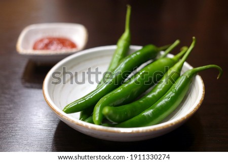 It is a red pepper that has a light blue color and is completely uncooked. In Korea, it is eaten raw in soybean paste.