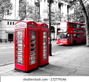 roter Telefonstand und roter Bus in Bewegung.London