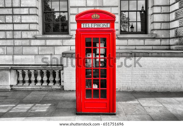 Red phone booth in\
London