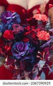 붉고 보라색 가을 신부 부케. 창의적인 웨딩 플로리스트리 패션 스톡 사진