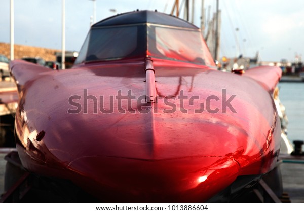 red racing boat, sports\
boat.