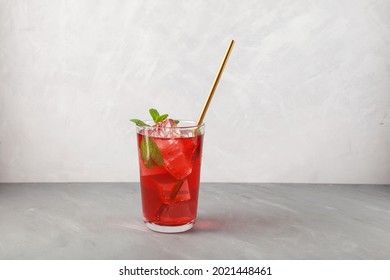 Bebida refrescante roja con