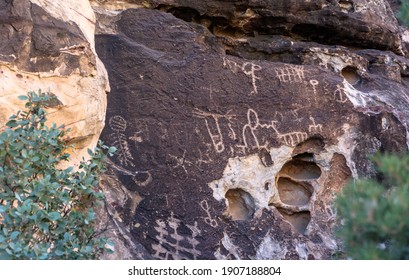 Red Rock Canyon, Nevada. Area Managed By The Bureau Of Land Management As Part Of Its National Landscape Conservation System, And Protected As A National Conservation Area. Native Wall Painting.