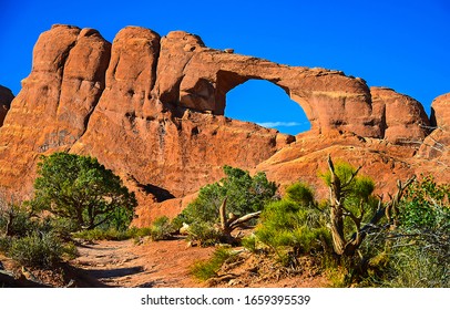 Red rock canyon sandstones view. Red rock canyon arch. Arch in red rock canyon. Red rock canyon arch