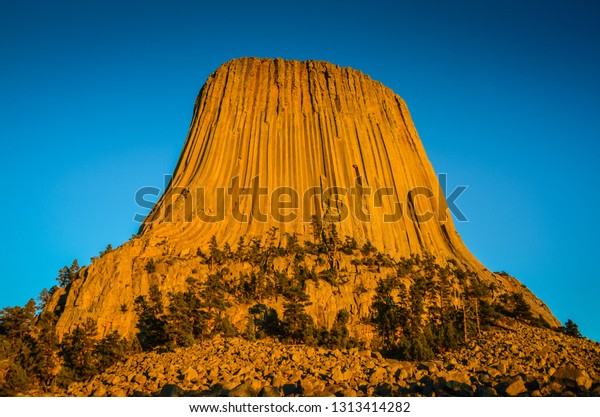 Red rocks of
Devils Tower. Devils Tower National Monument, a unique and striking
geologic wonder steeped in Indian legend, is a modern day national
park and climbers'
challenge.