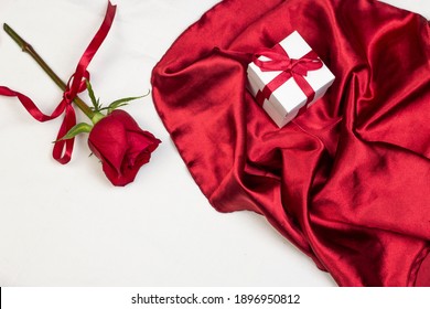 rosa roja con cinta