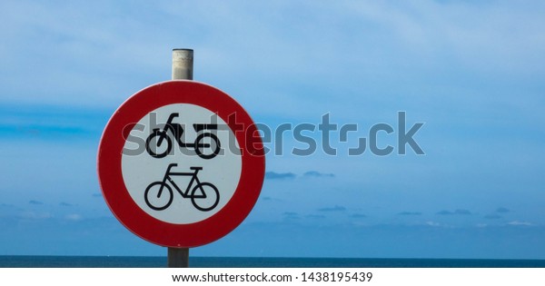 The red\
round sign prohibiting the entry of\
cyclists