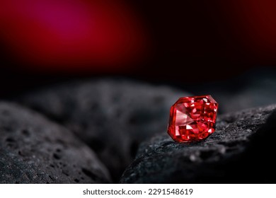 Gemstone rojo de zafiro sobre la piedra natural negra