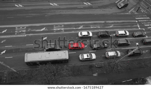 (Red select) Car\
standing in the traffic