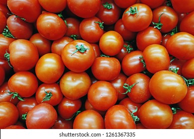a lot of red shiny tomatoes in the shop window