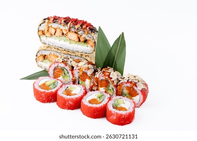 Rojo tobiko sushi roll con salmón y pepino y almendra coronado onigirazu aislado sobre fondo blanco