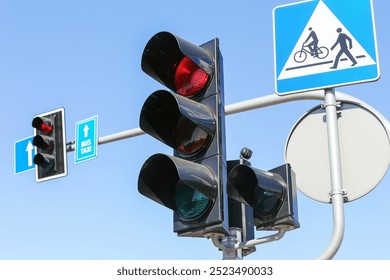 Señal roja del semáforo. Intersección del día soleado. Semáforo inteligente. Cruce de la ciudad con semáforo. Señal de cruce de peatones. Buenas condiciones de la carretera de Clima. Fondo de cielo azul.