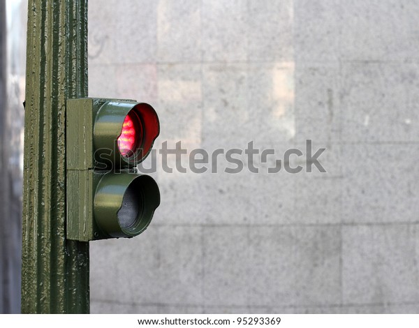 red traffic lights. stop
sign