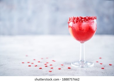 Cocktail de la Saint-Valentin Rouge dans un verre. toning. mise au point sélective