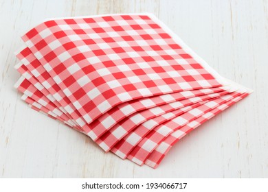Red and white checkered napkins perfect for a picnic party