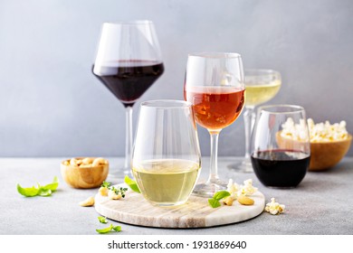 Rot, Weißwein und Rose in verschiedenen Gläsern, Weinsorte