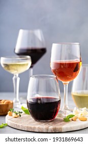 Rot, Weißwein und Rose in verschiedenen Gläsern, Weinsorte