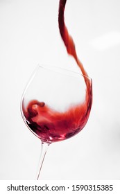 Vino rojo vertiendo en vidrio Foto de stock