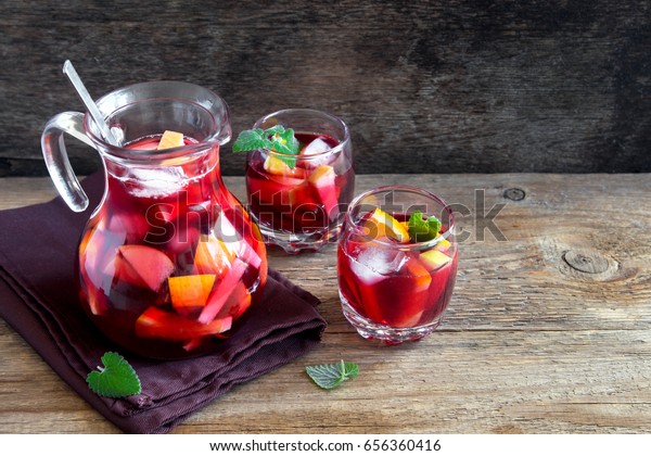 赤ワインサングリア または果物と氷でグラスやピンチャーでパンチ 素朴な木のテーブルの上に手作りのさわやかな果物のサングリア コピー用スペース の写真素材 今すぐ編集