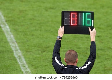 審判はサッカーの試合中に選手の交代を知らせる番号表示を示す写真素材 Shutterstock