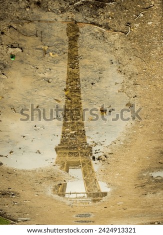 Reflection of the Eiffeltower in a puddle of water
