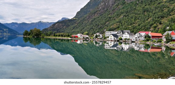 Reflejos del lago Hornindalsvatnet y el pintoresco pueblo de Stryn, Noruega.                           
Reflections of Lake Hornindalsvatnet and the picturesque village of Stryn, Norway - Powered by Shutterstock