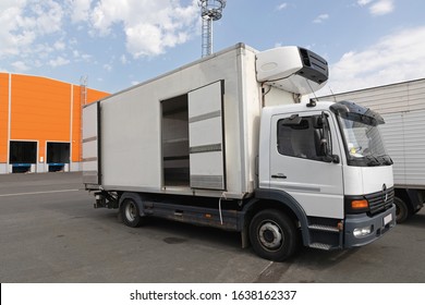 Refrigerated Cargo Transport Truck With Cooling Unit