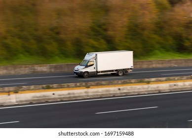 Refrigerated van for the transport of perishable goods