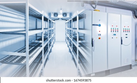 Kühlkammer für die Lagerung von Lebensmitteln. Bedienfelder des Kühlschranks. Konzept - Verkauf von Gefriergeräten. Ausrüstung für die Lagerung von Lebensmitteln.Kühlung. Industriekühlhaus mit leeren Zählern