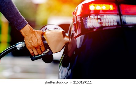 Refuel the fuel with the fuel nozzle. Refuel the car at the gas station. fill with gasoline The gas station fills the fuel injectors in the car's fuel tank at the gas station. oil