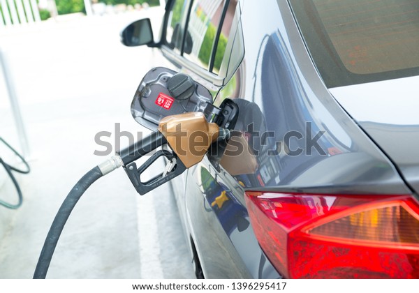Refueling cars In the service\
station