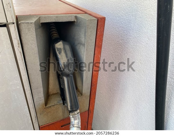 refueling gun in the
fuel dispenser
socket.