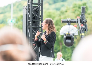 Regensburg, Bavaria, Germany, 18. August 2021, Sign Language Interpreter At Campaign Appearance Of Annalena Baerbock Of The German Party Buendnis 90 - Die Gruenen For The Bundestag Election 2021, Germ