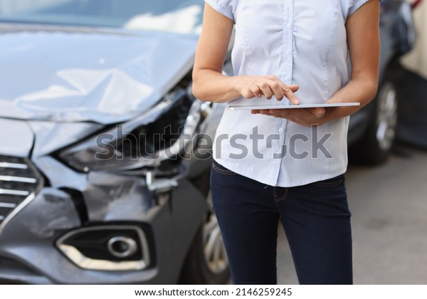 Registration of damage to car after\
accident. Car insurance and cash compensation\
concept
