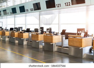 Registration Empty Check-in Counter Desk Closed Due To Covid Pandemic Lockdown, Cancelled Suspended Flight. Airways And Travel Agency Bankruptcy At Coronavirus