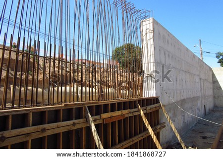 Reinforced concrete retaining wall construction