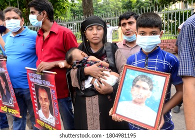 Relatives Hold Portraits Of Their Missing Family Members As They Form Human Chain Ahead Of The International Day Of Disappeared, At The Shahbagh Area In Dhaka, Bangladesh, August 29, 2020.