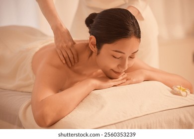 Relaxation Asian woman back massage with masseur  Relaxing female customer get service aromatherapy massage with masseuse in spa salon.
