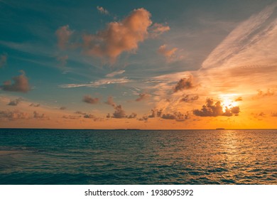 Relaxing Seascape With Wide Horizon Of The Sky And The Sea. Colorful Twilight Dusk Sunset Sunrise Water Seascape Horizon Abstract Background View. Panoramic View Of The Calm Sea.