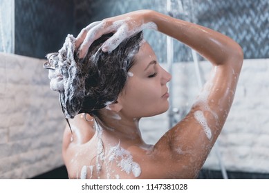 Облегчение и расслабление после долгого стрессового дня. Концепция использования момента для себя. Спа для ухода за кожей и ароматерапия. Женщина принимает душ в ванной после тяжелого рабочего дня. Личная гигиена утром.